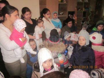 Preșcolarii de la Grădinița Cei 7 Pitici le-au oferit daruri mamelor, copiilor și viitoarelor mămici de la Centrul Maternal Suceava