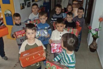 Preșcolarii de la Grădinița cu Program Normal „Țăndărică” Suceava au predat centrelor de colectare 90 de cadouri