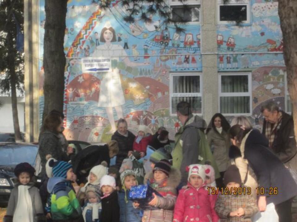 Preșcolarii de la Grădinița Cei 7 Pitici le-au oferit daruri mamelor, copiilor și viitoarelor mămici de la Centrul Maternal Suceava