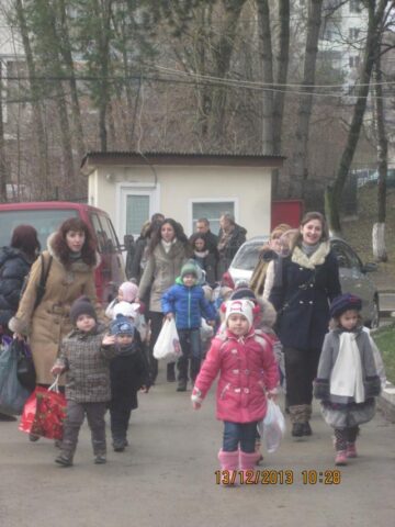 Preșcolarii de la Grădinița Cei 7 Pitici le-au oferit daruri mamelor, copiilor și viitoarelor mămici de la Centrul Maternal Suceava