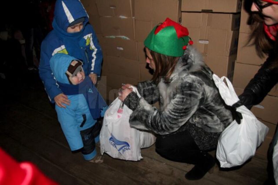 Mii de cadouri au fost oferite copiilor, aseară, în cartierul Burdujeni