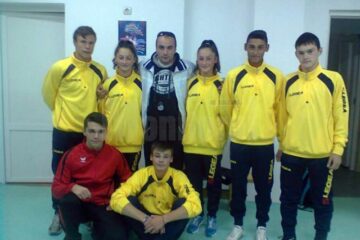 Antrenorul Bogdan Roșcăneanu alături de atleții săi de la CSȘ Rădăuți