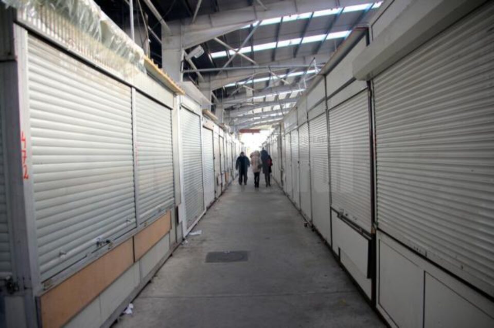 Comercianții din bazar si-au închis chioșcurile la venirea inspectorilor antifraudă