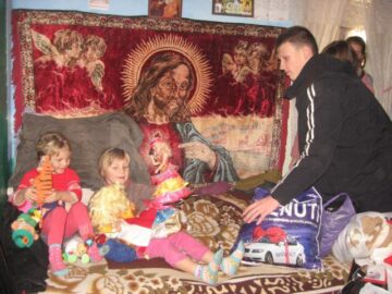 Daruri pentru familia Penciuc, din partea elevilor clasei a XI-a B de la Colegiul „Dimitrie Cantemir” Suceava