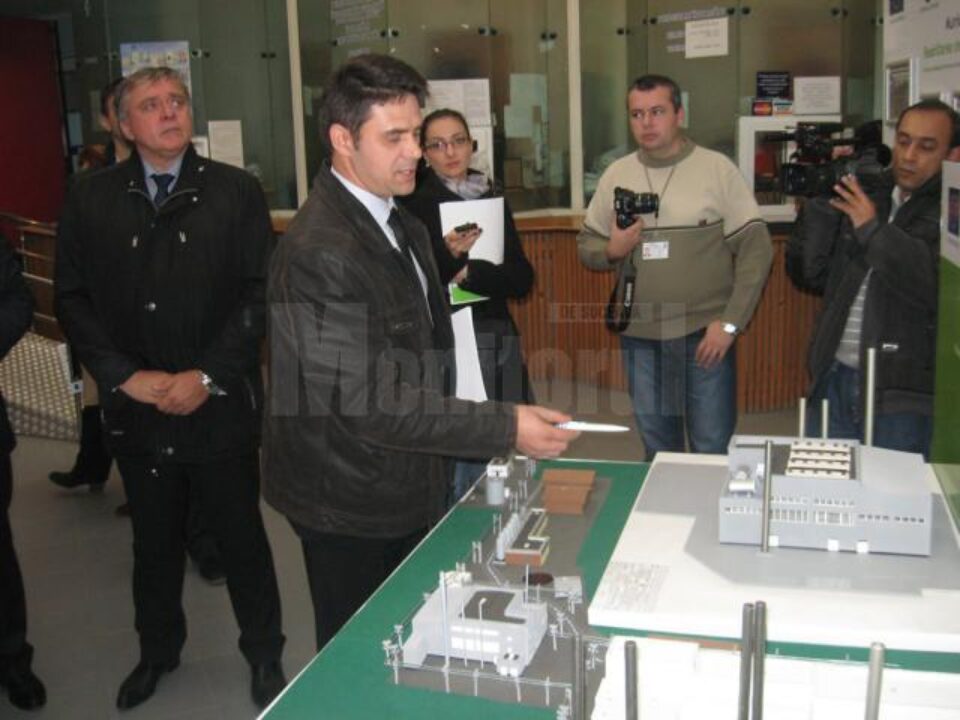 În august 2012, directorul de producție Ionel Stolnicu, le arăta ziariștilor din Focșani o machetă a viitoarei centrale