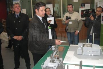 În august 2012, directorul de producție Ionel Stolnicu, le arăta ziariștilor din Focșani o machetă a viitoarei centrale În august 2012, directorul de producție Ionel Stolnicu, le arăta ziariștilor din Focșani o machetă a viitoarei centrale