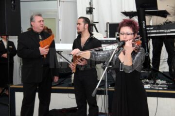 Ovidiu Șvarț, împreună cu fiul său, poliinstrumentistul Eduard-Cristian Șvarț, dar și cu soția sa, violonista Mihaela-Doina Șvarț