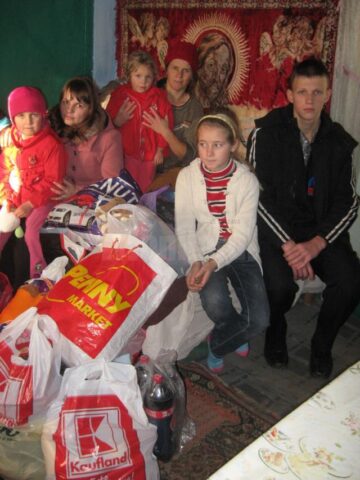 Daruri pentru familia Penciuc, din partea elevilor clasei a XI-a B de la Colegiul „Dimitrie Cantemir” Suceava