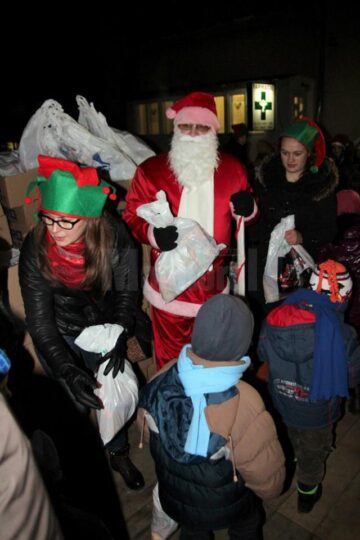 Mii de cadouri au fost oferite copiilor, aseară, în cartierul Burdujeni