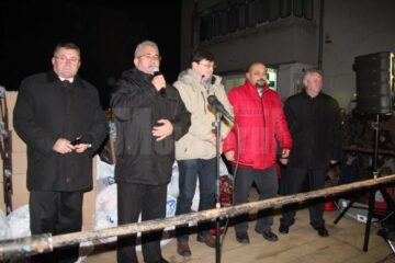 Mii de cadouri au fost oferite copiilor, aseară, în cartierul Burdujeni