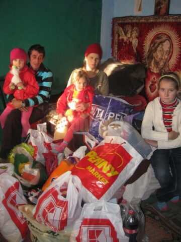 Daruri pentru familia Penciuc, din partea elevilor clasei a XI-a B de la Colegiul „Dimitrie Cantemir” Suceava