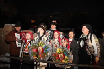 Mii de cadouri au fost oferite copiilor, aseară, în cartierul Burdujeni