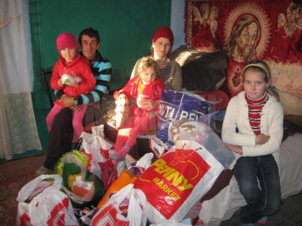 Daruri pentru familia Penciuc, din partea elevilor clasei a XI-a B de la Colegiul „Dimitrie Cantemir” Suceava