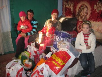 Daruri pentru familia Penciuc, din partea elevilor clasei a XI-a B de la Colegiul „Dimitrie Cantemir” Suceava