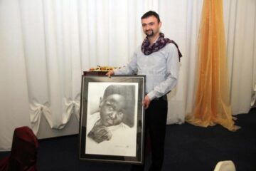 Bogdan Adomniței a cumpărat la licitație lucrarea realizată în creion de artistul sucevean Lucian Mînecan