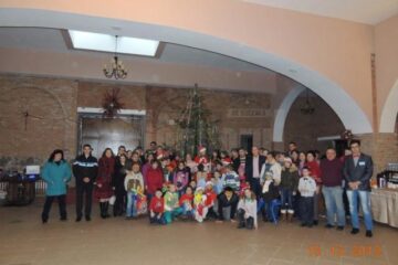 Zeci de copii din Câmpulung Moldovenesc au primit cadouri în cadrul campanie „Și tu poți fi Moș Crăciun”