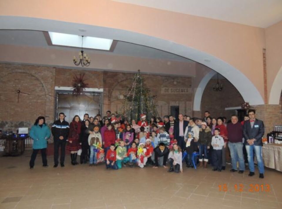Zeci de copii din Câmpulung Moldovenesc au primit cadouri în cadrul campanie „Și tu poți fi Moș Crăciun” Zeci de copii din Câmpulung Moldovenesc au primit cadouri în cadrul campanie „Și tu poți fi Moș Crăciun”