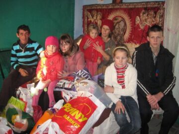 Daruri pentru familia Penciuc, din partea elevilor clasei a XI-a B de la Colegiul „Dimitrie Cantemir” Suceava