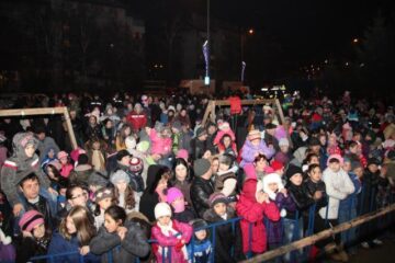 Mii de cadouri au fost oferite copiilor, aseară, în cartierul Burdujeni