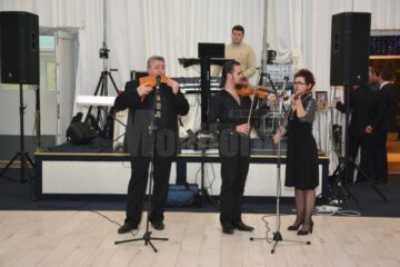 Ovidiu Șvarț, împreună cu fiul său, poliinstrumentistul Eduard-Cristian Șvarț, dar și cu soția sa, violonista Mihaela-Doina Șvarț. Foto: Artistul