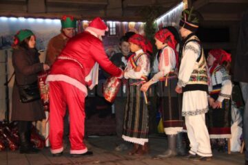 Mii de cadouri pentru copii au fost împărțite la bradul din centrul Sucevei