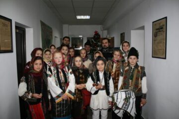 De la sediul redacției, copiii au plecat să colinde și alte instituții din județ
