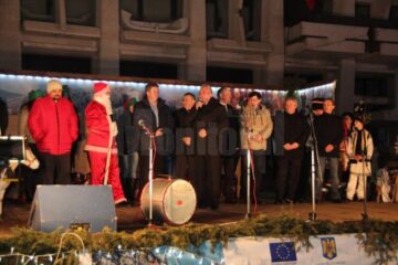 Mii de cadouri pentru copii au fost împărțite la bradul din centrul Sucevei