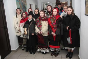 Elevii Școlii Populare de Arte, cu colindul la redacția ziarului Monitorul de Suceava