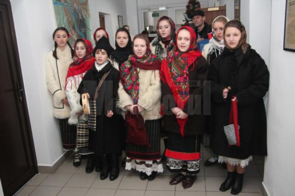 Elevii Școlii Populare de Arte, cu colindul la redacția ziarului Monitorul de Suceava