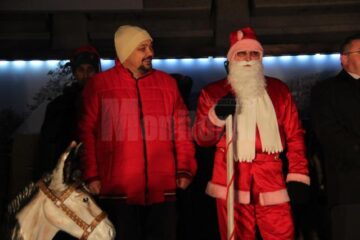 Mii de cadouri pentru copii au fost împărțite la bradul din centrul Sucevei