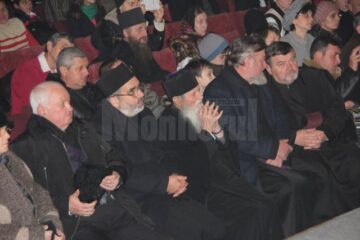Concertul de colinde a fost urmărit și de ÎPS Pimen, împreună cu mai mulți preoți