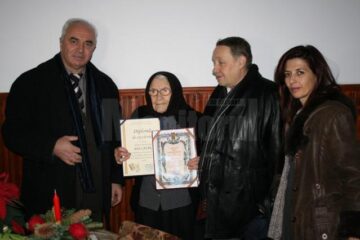 Diplome de excelență pentru cel mai în vârstă dascăl din județ