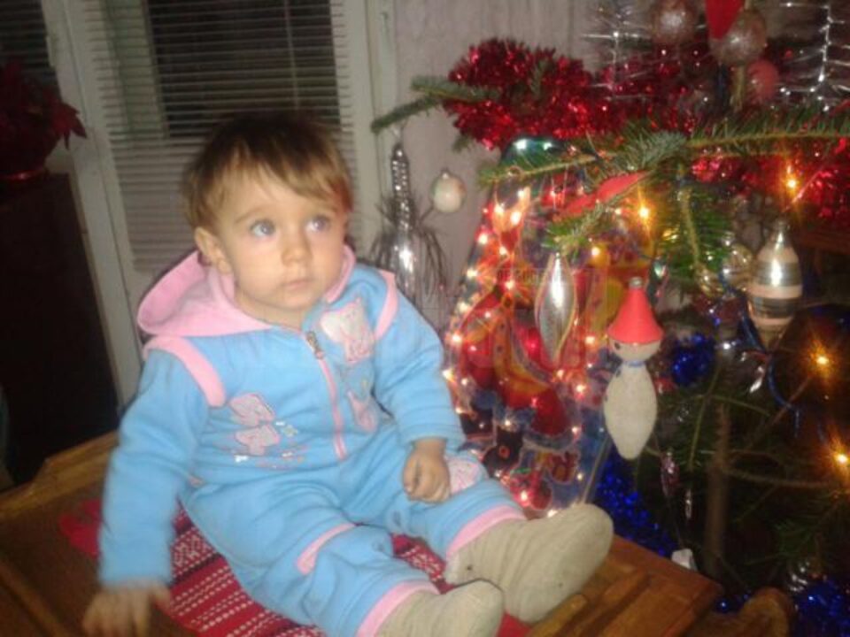Alexia, o fetiță de doar 2 ani și 7 luni, luptă cu o boală cumplită, cancerul