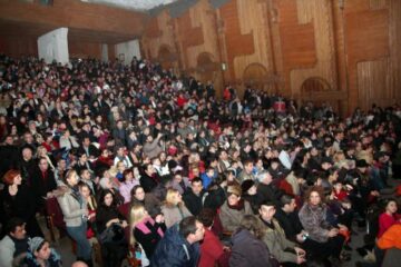 Sala mare a Casei de Cultură a fost arhiplină la spectacolul elevilor de la Școala Gimnazială nr. 1
