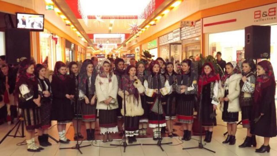 Ansamblul de studenți Arcanul USV a susținut un spectacol cu tradiții ale sărbătorilor de iarnă Ansamblul de studenți Arcanul USV a susținut un spectacol cu tradiții ale sărbătorilor de iarnă