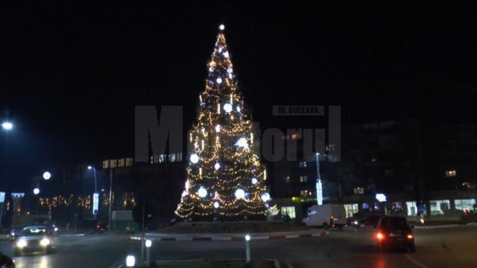 Joi seara au fost aprinse luminile din bradul de Crăciun din Gura Humorului
