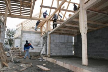 Munca voluntară a făcut posibilă ridicarea caselor într-un timp atât de scurt