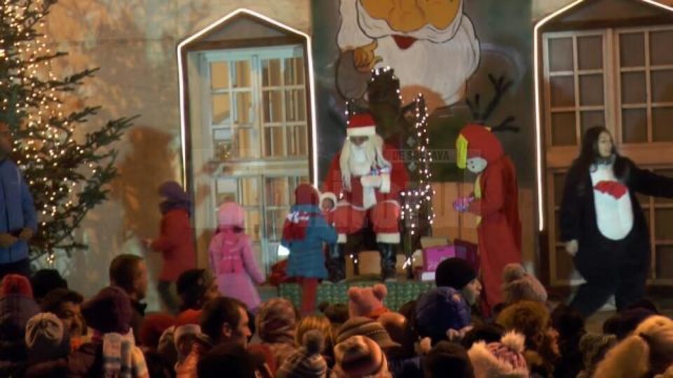 Sute de copii din Gura Humorului au primit cadouri de la Moș Crăciun