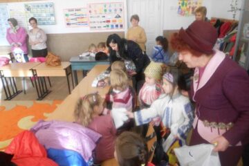 „O lume a prieteniei”, proiect educațional derulat între grădinița din Obcini și școala din Șcheia