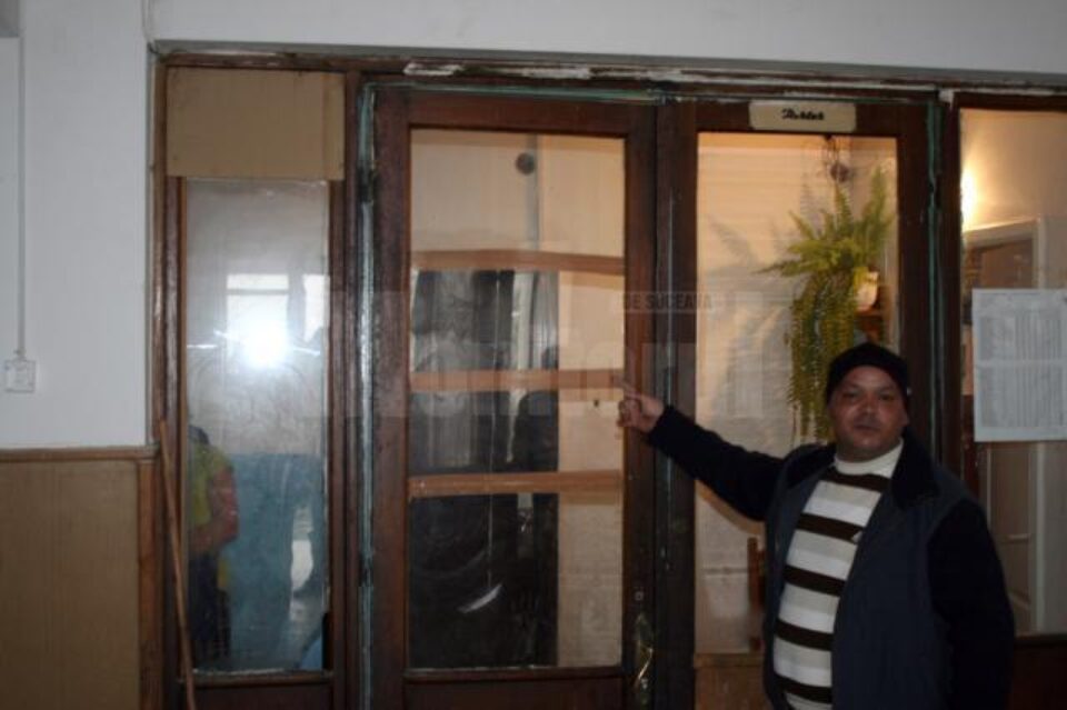 Geamurile sunt foarte șubrede și reprezintă un pericol iminent