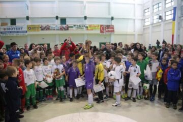 Gică Popescu i-a premiat pe câștigătorii Cupei „Moș Crăciun” de la Suceava