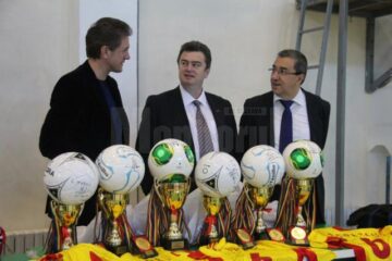 Gică Popescu i-a premiat pe câștigătorii Cupei „Moș Crăciun” de la Suceava