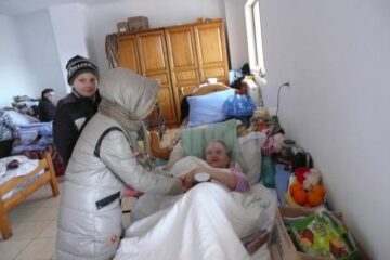 Elevi din Plopeni, în vizită la azilul din Bogdănești