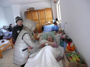 Elevi din Plopeni, în vizită la azilul din Bogdănești