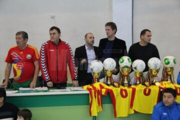 Gică Popescu i-a premiat pe câștigătorii Cupei „Moș Crăciun” de la Suceava