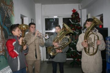 Patru elevi ai Colegiului de Muzică „George Enescu” București au colindat redacția Monitorului de Suceava