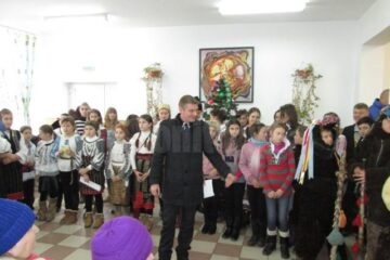 Publicul a fost impresionat de spectacolul oferit de elevii școlii din Bănești