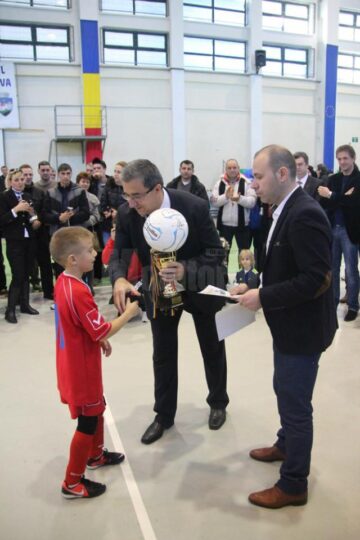 Gică Popescu i-a premiat pe câștigătorii Cupei „Moș Crăciun” de la Suceava