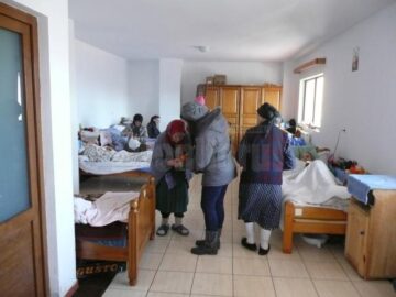 Elevi din Plopeni, în vizită la azilul din Bogdănești