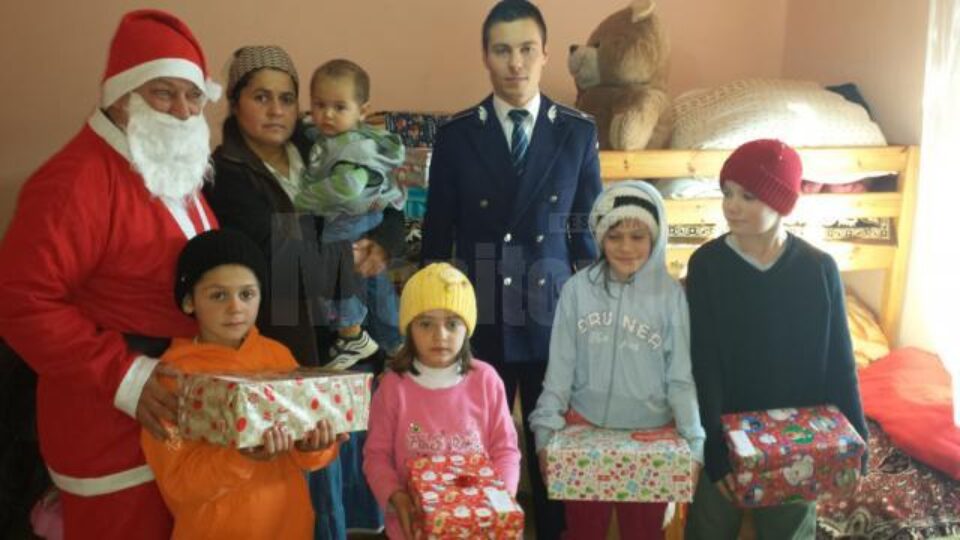 Polițiștii au fost Moș Crăciun pentru 100 de copii